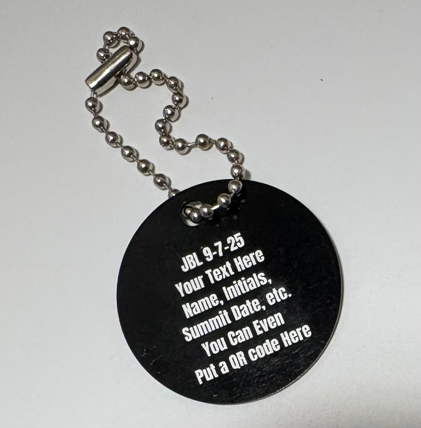 Pikes Peak Black Aluminum Round Tag – 35mm Mountain Summit Keepsake
