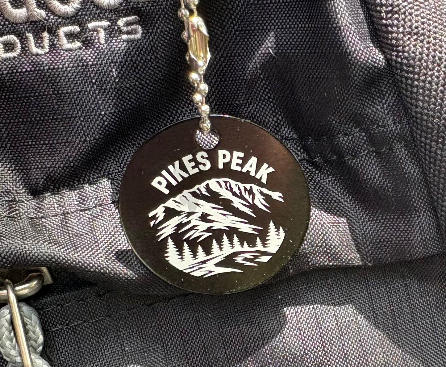 Pikes Peak Black Aluminum Round Tag – 35mm Mountain Summit Keepsake